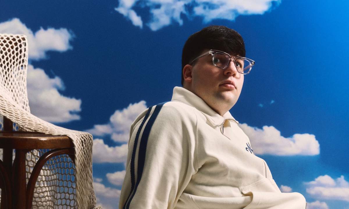 Deddè in foto promozionale per il singolo Piccola