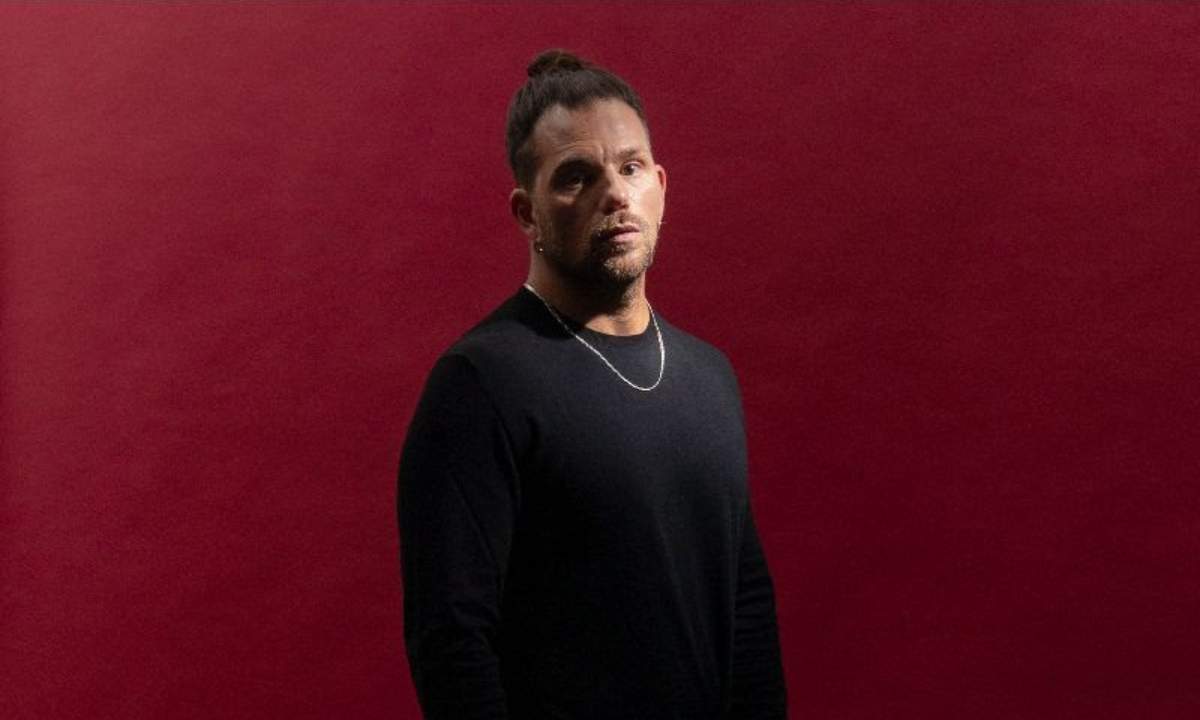 Enrico Nigiotti durante la videointervista di All Music Italia su Sanremo 2026 e “Ogni volta che non so volare”