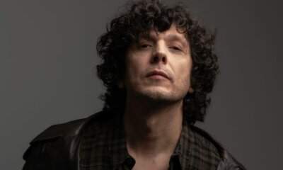 Ermal Meta canta Stella Stellina al Festival di Sanremo 2026 con la scritta Amal sulla giacca