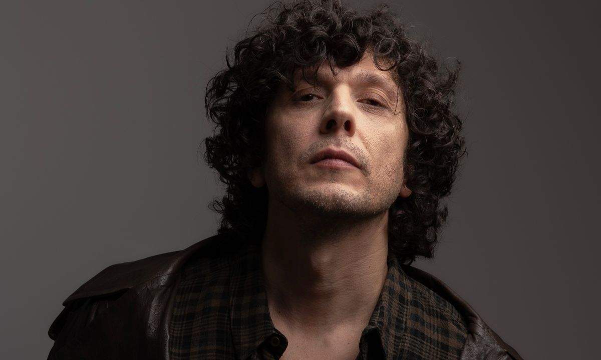 Ermal Meta canta Stella Stellina al Festival di Sanremo 2026 con la scritta Amal sulla giacca