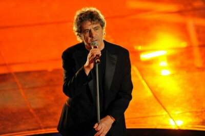 Fausto Leali al Festival di Sanremo 2026 durante la consegna del Premio alla Carriera sul palco dell’Ariston