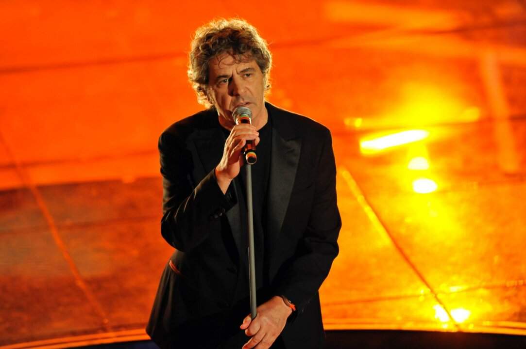 Fausto Leali al Festival di Sanremo 2026 durante la consegna del Premio alla Carriera sul palco dell’Ariston
