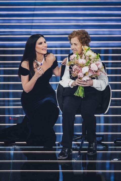 Laura Pausini con Gianna Pratesi, 105 anni, sul palco dell'Ariston durante la prima serata di Sanremo 2026