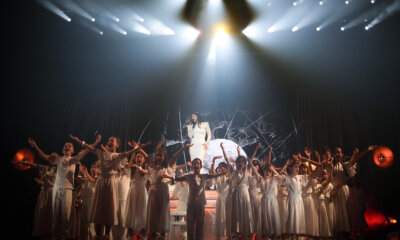 Laura Pausini canta Heal the World con il Piccolo Coro dell'Antoniano sul palco dell'Ariston a Sanremo 2026