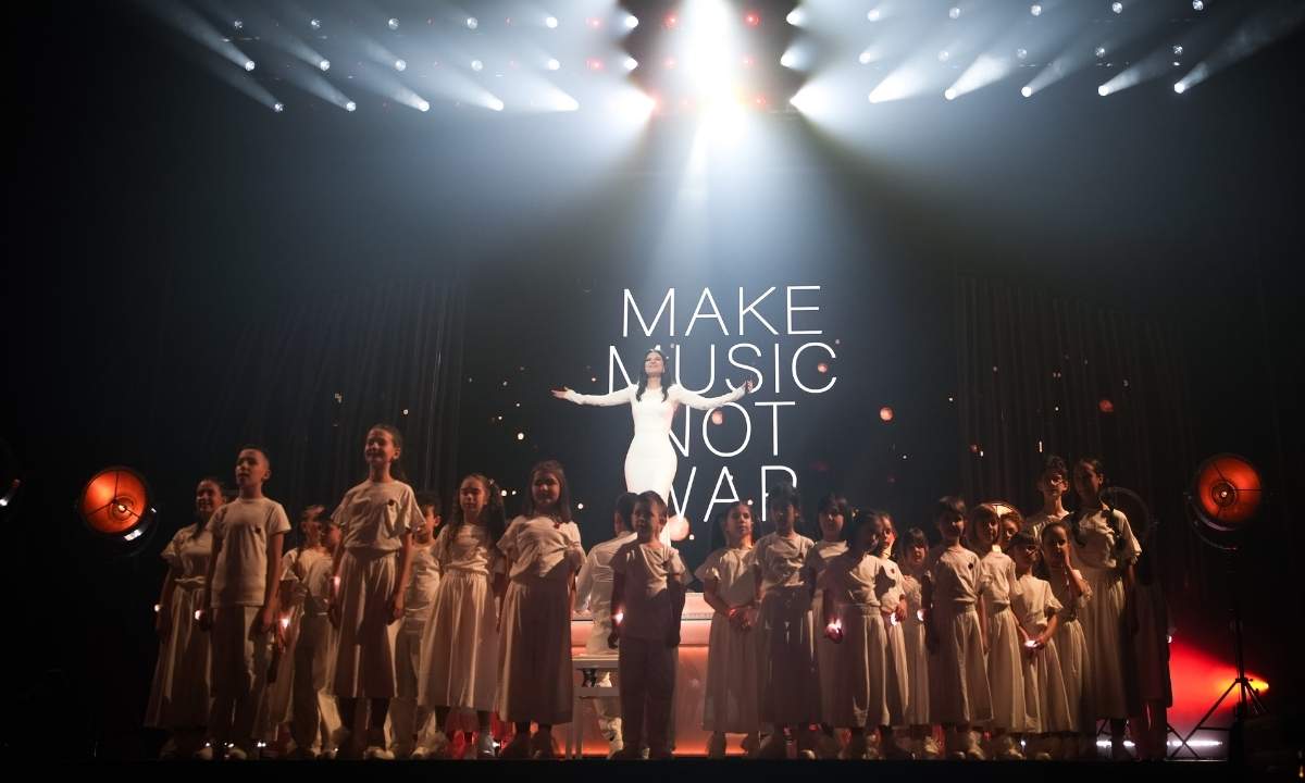 Il Piccolo Coro dell'Antoniano canta Heal the World con Laura Pausini a Sanremo 2026