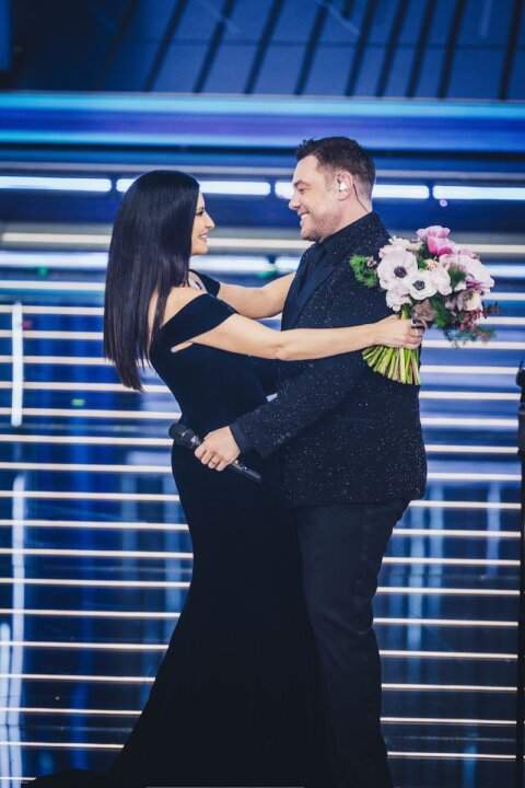 Laura Pausini e Tiziano Ferro sul palco dell'Ariston durante la prima serata di Sanremo 2026