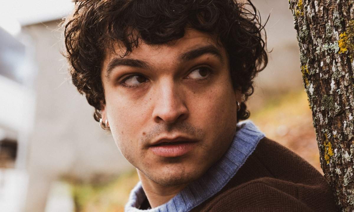 Leo Gassmann durante un’intervista in vista di Sanremo 2026