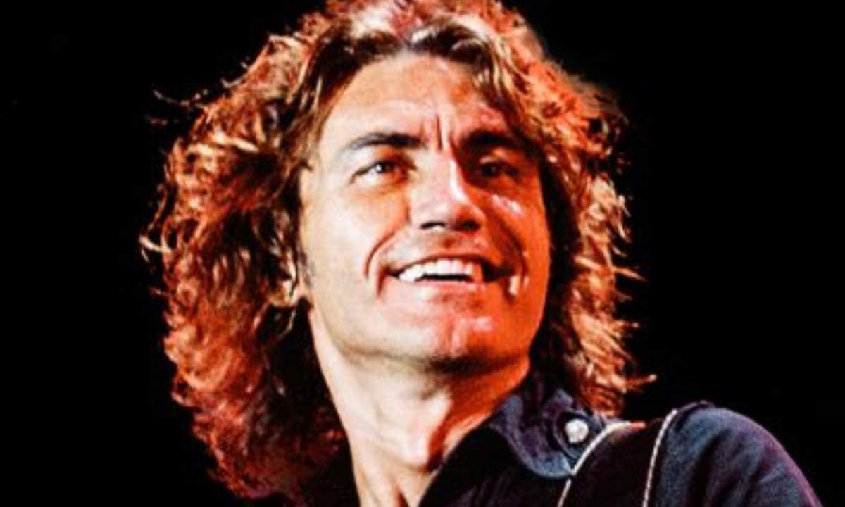 Luciano Ligabue chiude “La notte di Certe notti” con un tour nei palasport italiani.