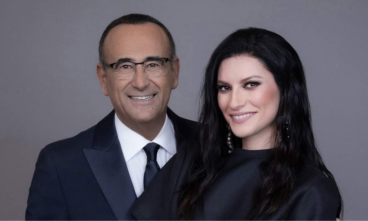 Carlo Conti sul palco dell'Ariston durante la prima serata di Sanremo 2026