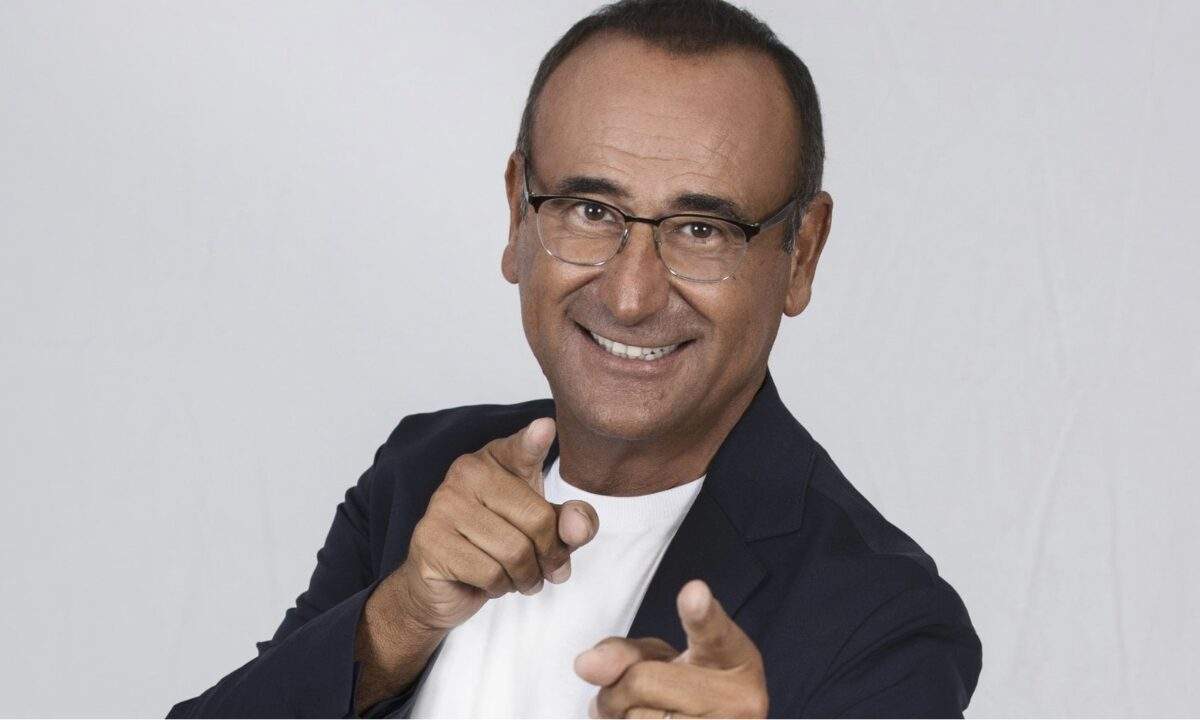 Carlo Conti durante la conferenza stampa di Sanremo 2026 all’Ariston
