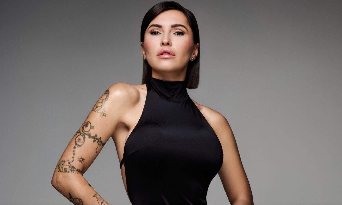 Serena Brancale sul palco di Sanremo 2026 con la canzone Qui con me dedicata alla madre