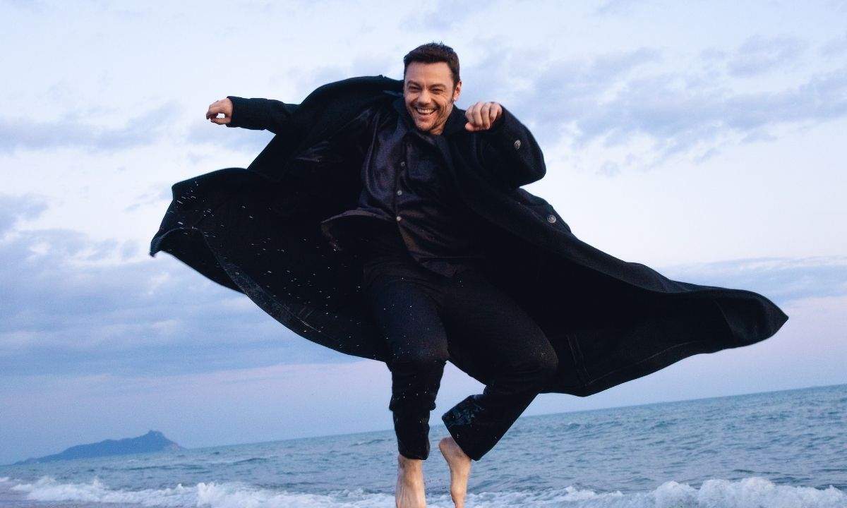 Tiziano Ferro con indosso un cappotto nero