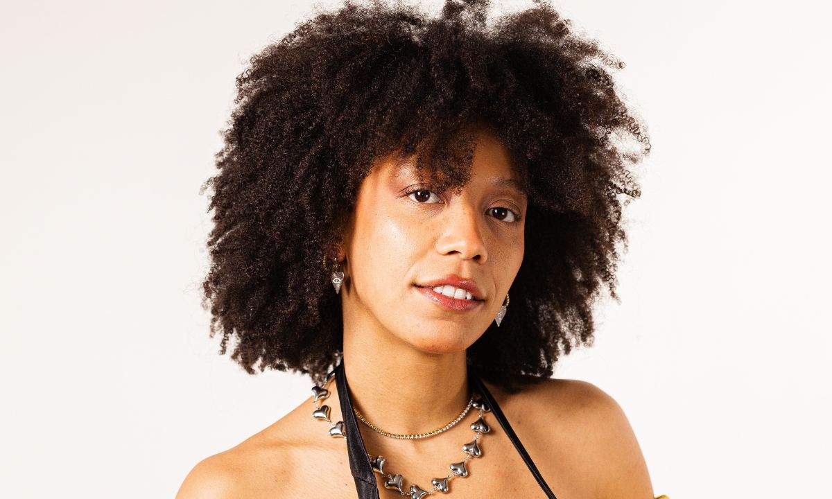 Adriana annuncia il disco d'esordio "Presa bene"