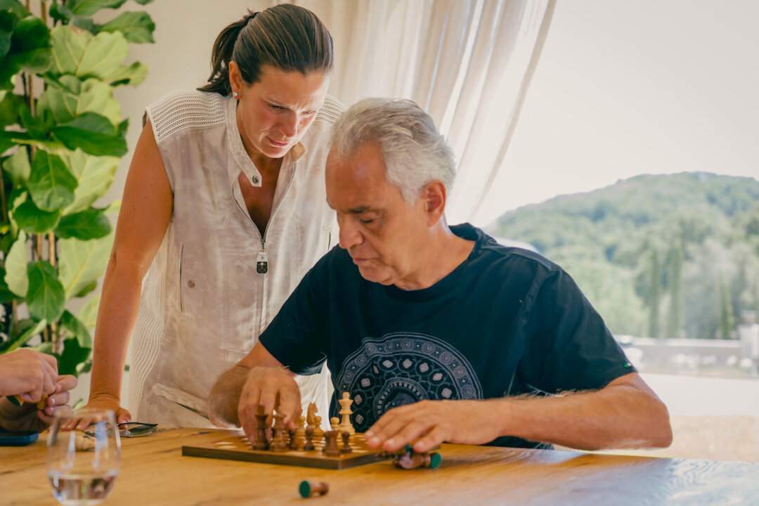 Andrea Bocelli mentre gioca a scacchi nel documentario Because I Believe