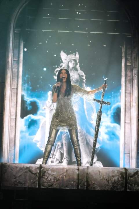 Laura Pausini con il microfono a forma di spada sul palco del Navarra Arena di Pamplona durante l'IO CANTO / YO CANTO WORLD TOUR 2026