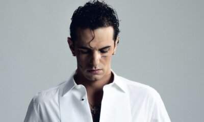 Primo piano di Achille Lauro con una camicia bianca