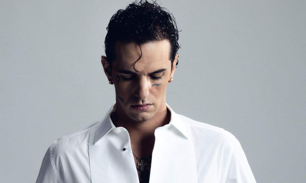 Primo piano di Achille Lauro con una camicia bianca