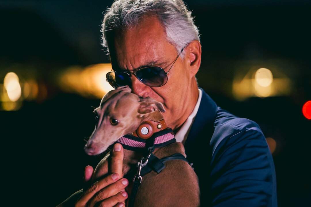 Andrea Bocelli con il suo cane nel documentario Because I Believe