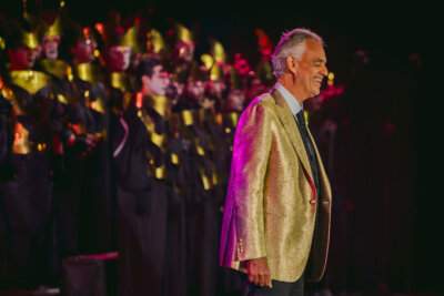 Andrea Bocelli sul palco nel documentario Because I Believe