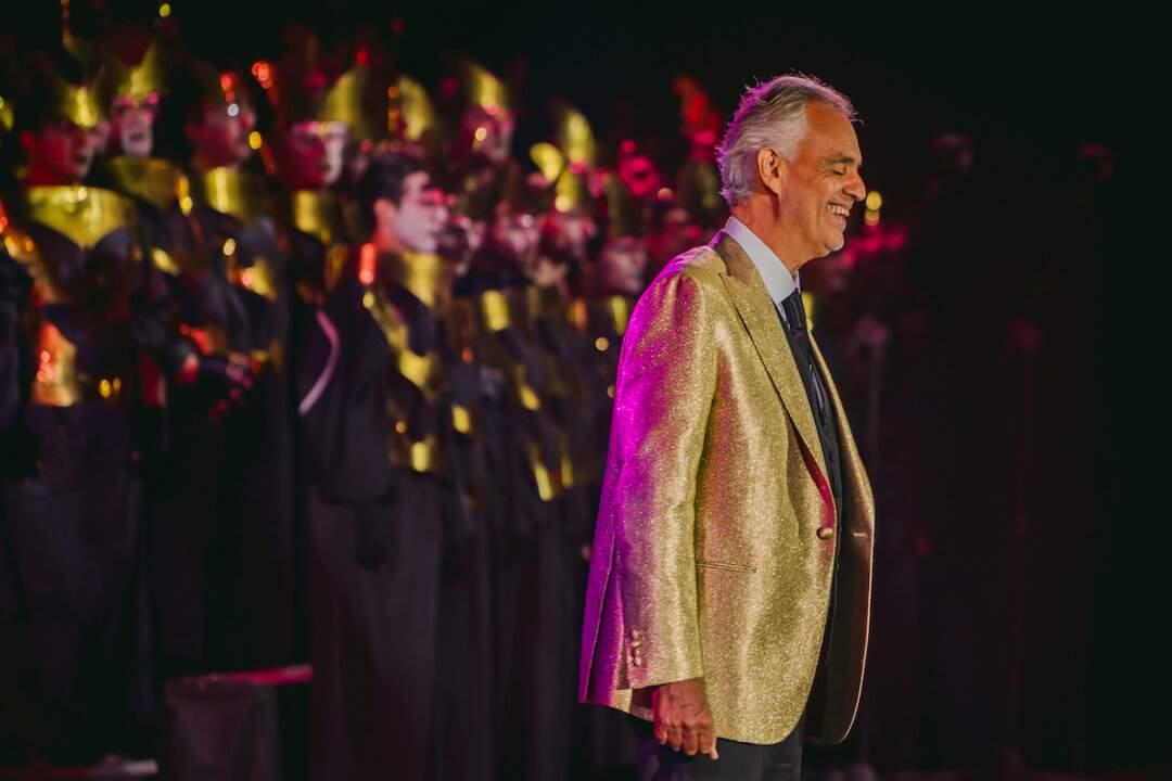 Andrea Bocelli sul palco nel documentario Because I Believe