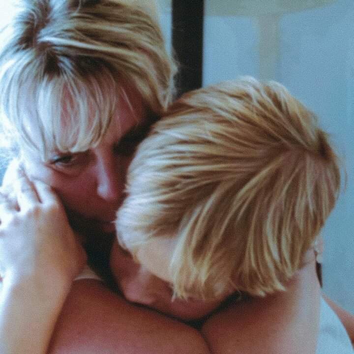 Blanco da piccolo con la mamma nella possibile copertina dell’album Ma’