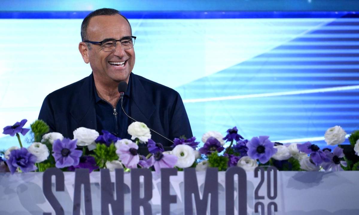 Carlo Conti a Sanremo Top su Rai1 durante la presentazione della classifica FIMI del Festival di Sanremo 2026