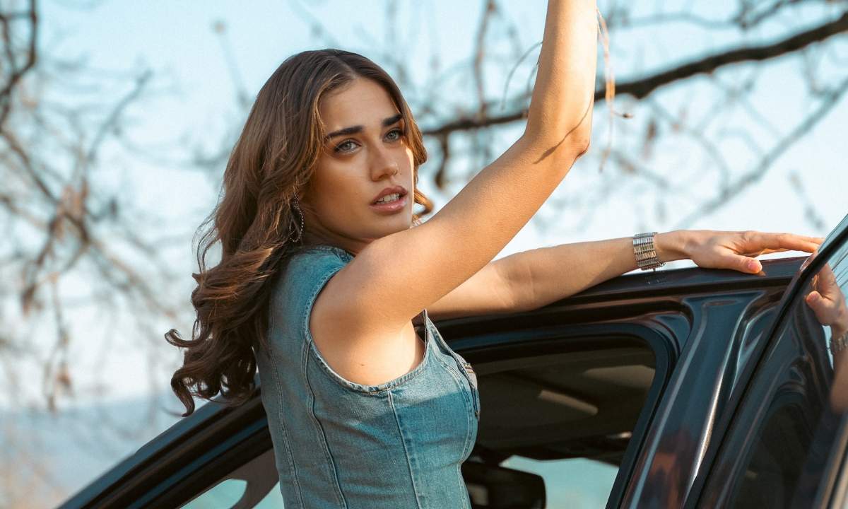 La cantautrice Clara, autrice del nuovo singolo "Primadonna" in uscita ad aprile 2026