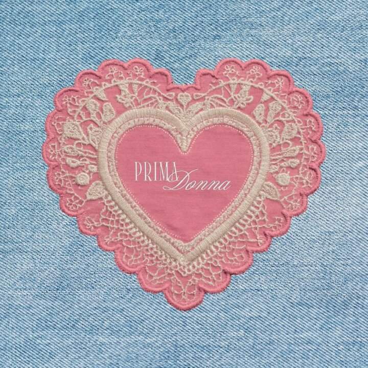 La copertina ufficiale di "Primadonna", il nuovo singolo di Clara