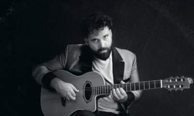 singolo È tutto un film di Giulio Nicolosi, che lo ritrae in bianco e nero con la chitarra