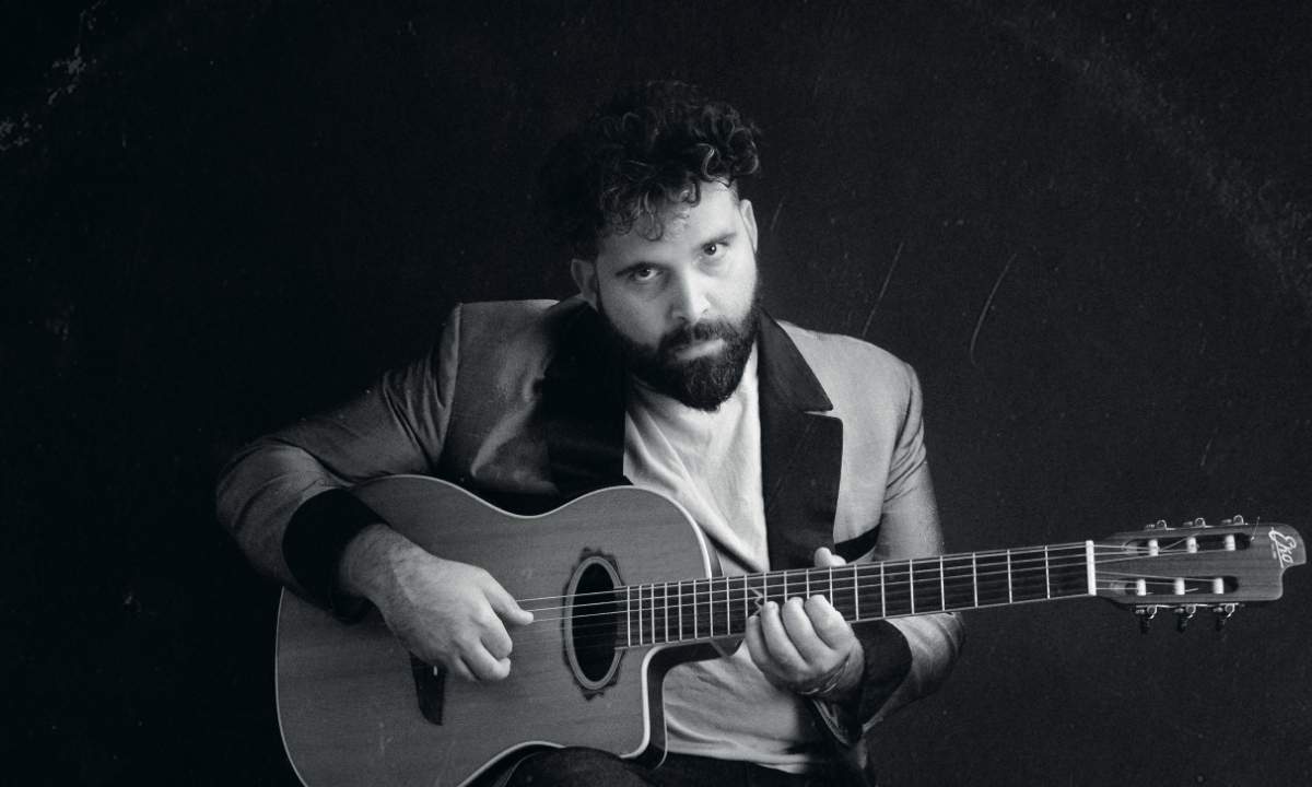 singolo È tutto un film di Giulio Nicolosi, che lo ritrae in bianco e nero con la chitarra