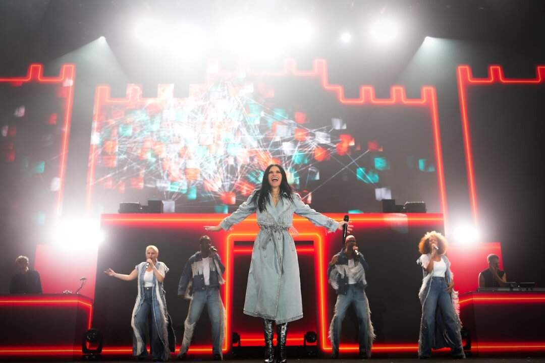 Laura Pausini con la band sul palco del Navarra Arena di Pamplona durante l'IO CANTO / YO CANTO WORLD TOUR 2026