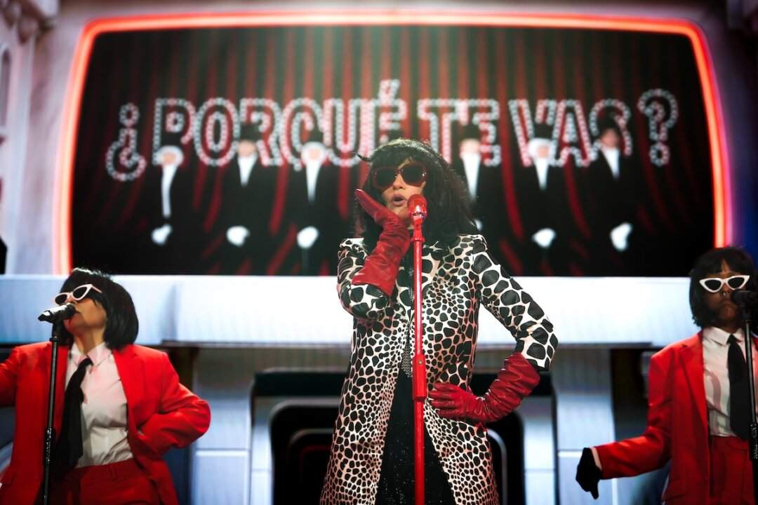 Laura Pausini con parrucca sul palco del Navarra Arena di Pamplona durante il debutto dell'IO CANTO / YO CANTO WORLD TOUR 2026