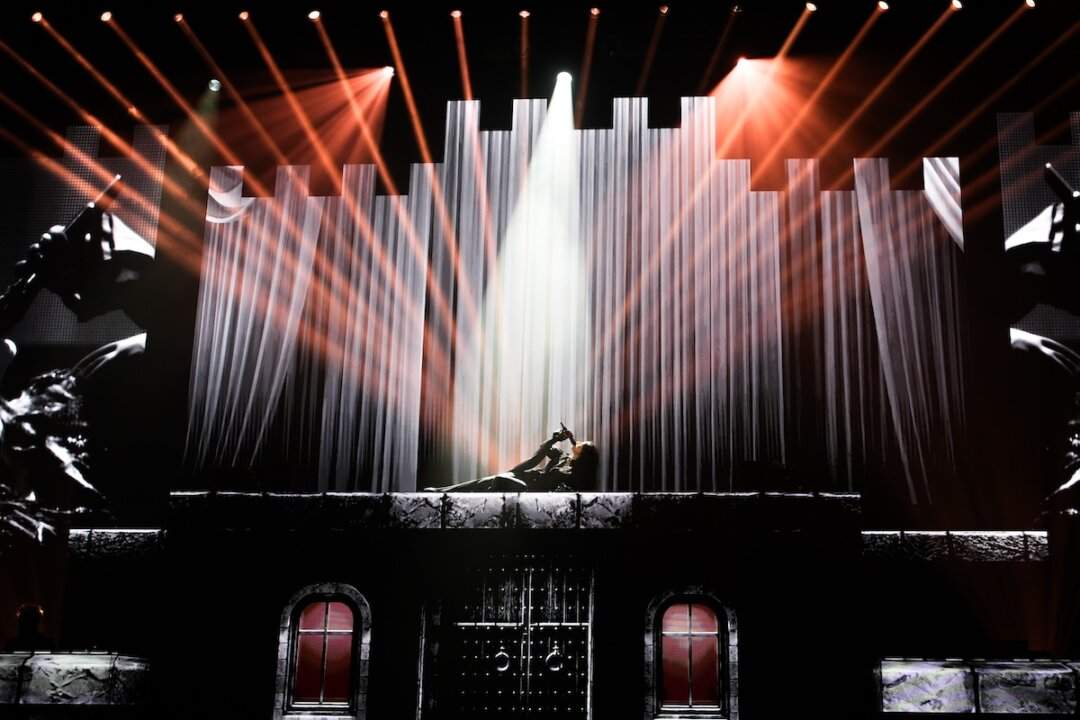 Laura Pausini sdraiata sul palco del Navarra Arena di Pamplona durante il debutto dell'IO CANTO / YO CANTO WORLD TOUR 2026