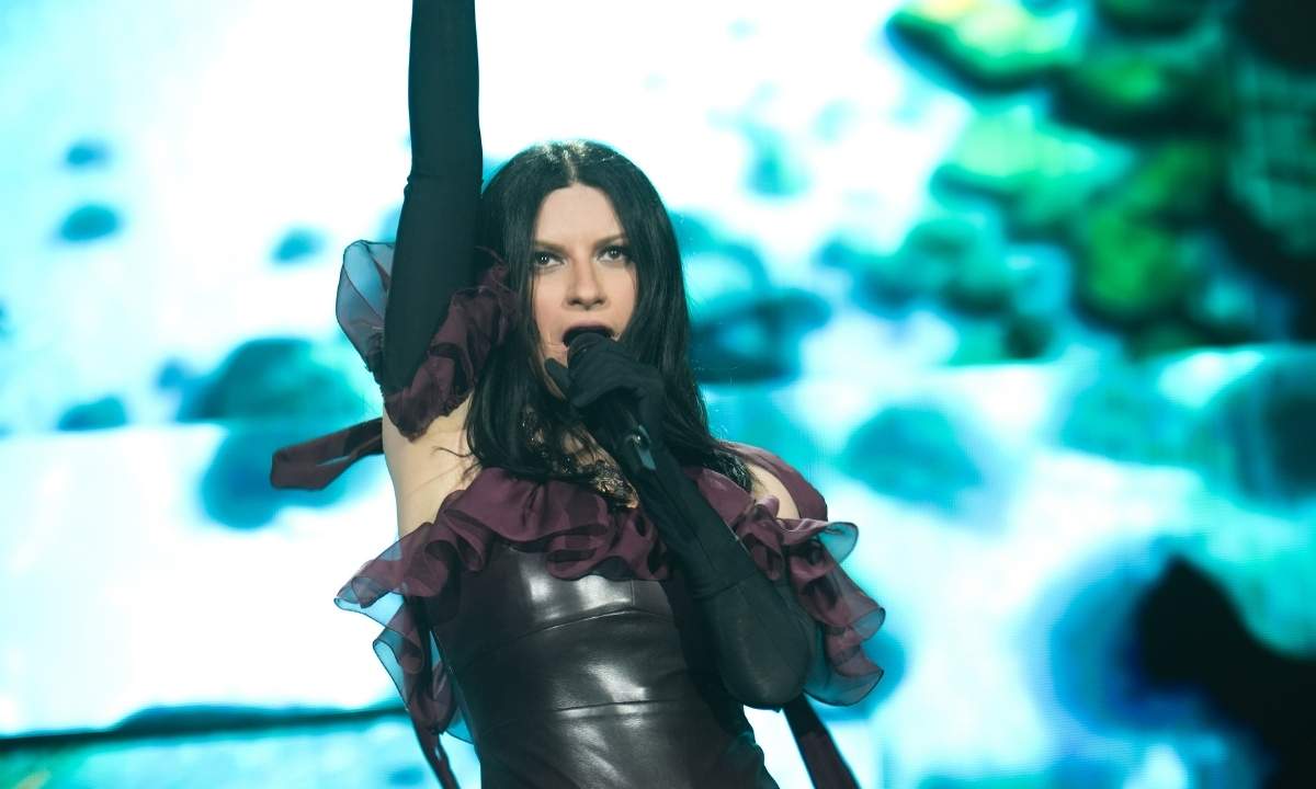 Laura Pausini sul palco del Navarra Arena di Pamplona durante il debutto dell'IO CANTO / YO CANTO WORLD TOUR 2026