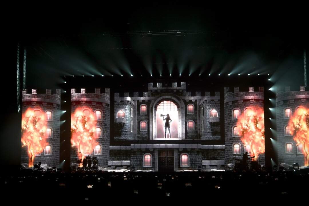 Veduta del palco con Laura Pausini durante il debutto dell'IO CANTO / YO CANTO WORLD TOUR al Navarra Arena di Pamplona