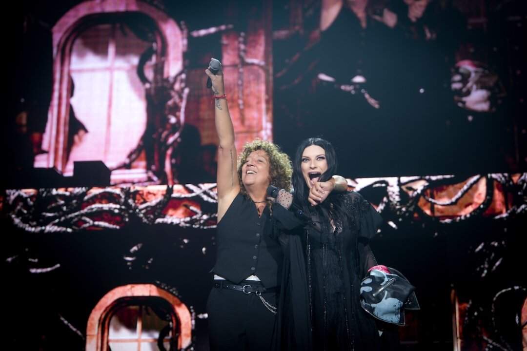 Laura Pausini e Rosana sul palco del Navarra Arena di Pamplona durante l'IO CANTO / YO CANTO WORLD TOUR 2026