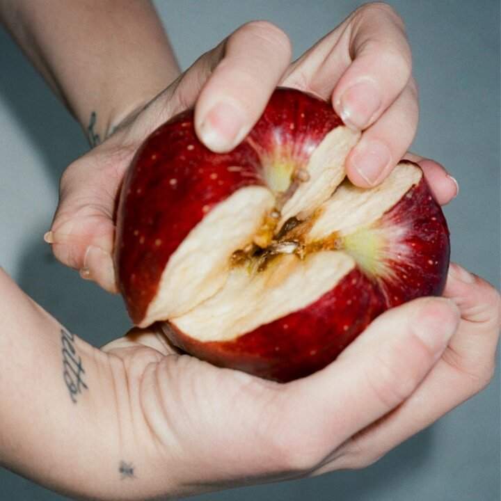 Madame Disincanto copertina singolo con due mani che spezzano una mela rossa