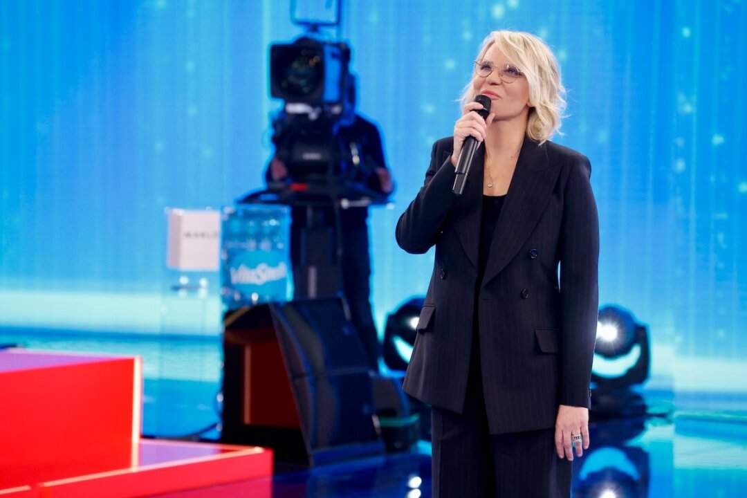 Maria De Filippi sul palco di Amici con microfono in mano ascolti seconda puntata