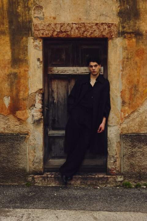 Nicolò Filippucci foto intera cantautore vincitore Nuove Proposte Sanremo