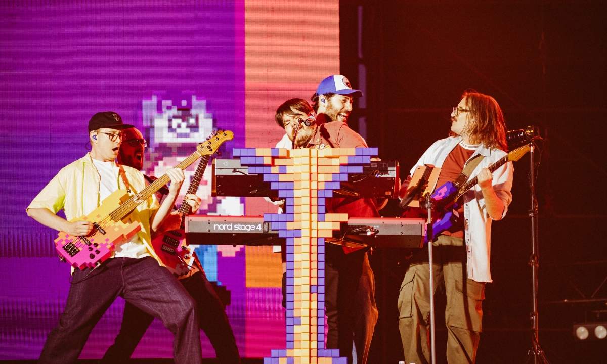 Pinguini Tattici Nucleari live durante un concerto negli stadi