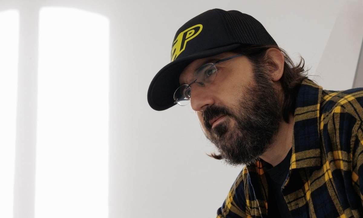 Piotta in una foto ufficiale per l'uscita del nuovo album "Si riparano ricordi"