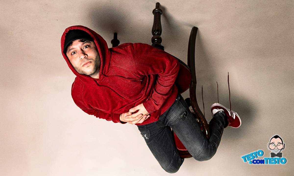 Rancore in una foto ufficiale, autore di "Arakno 2100" brano contenuto nell'album Xenoverso