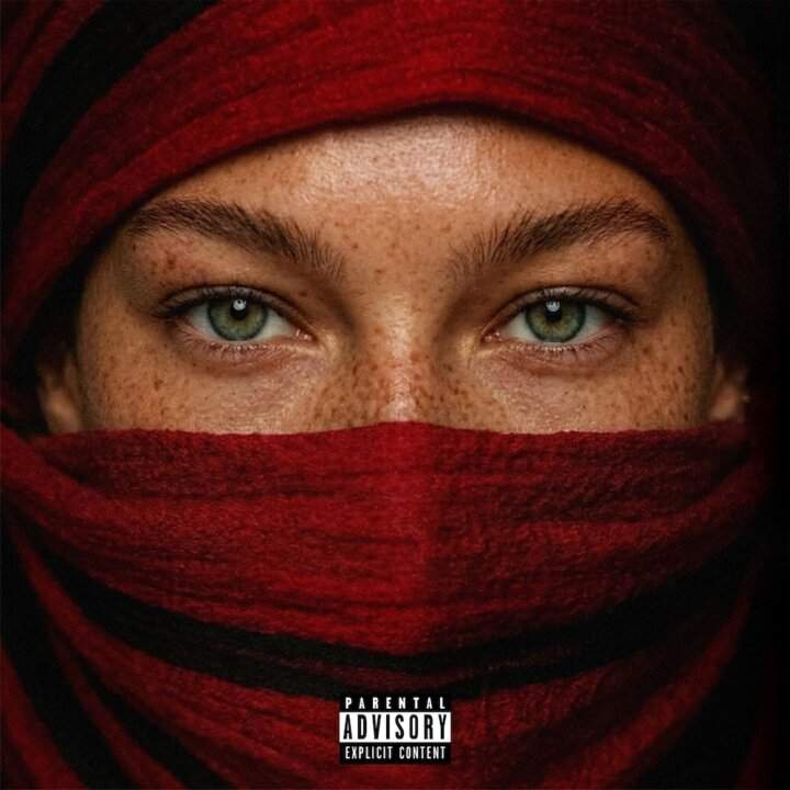 La copertina ufficiale di "Femmina", il nuovo singolo di Rhove Titolo immagine: Rhove – Copertina singolo "Femmina" Descrizione: L'artwork ufficiale di "Femmina", il nuovo brano di Rhove disponibile dal 3 aprile 2026. LANCI SOCIAL FACEBOOK Quasi due miliardi di stream, ma la voglia di restare "normale". Rhove torna questo venerdì con "Femmina", un nuovo singolo nato durante un viaggio in Marocco. Un brano che parla di smarrimento e di come, a volte, ci si possa ritrovare guardando negli occhi un'altra persona. Vi abbiamo raccontato il significato e la genesi della canzone. Curiosi di ascoltarla? Leggi l'articolo su allmusicitalia.it X (TWITTER) Rhove torna venerdì 3 aprile con il nuovo singolo "Femmina", prodotto da Madfingerz. Testo e significato del brano su allmusicitalia.it THREADS Rhove continua per la sua strada: niente cliché da rapper, niente glorificazione della strada, ma viaggi, surf e riflessioni sulla "normalità". Venerdì esce "Femmina", nata in Marocco. "Essere normale è la mia vera forza", dice lui. Un approccio che nel rap italiano di oggi resta un'eccezione. Che ne pensate? Leggi su allmusicitalia.it INSTAGRAM STORIES (1 Slide) Categoria: TESTO E SIGNIFICATO Titolo: RHOVE: IL SIGNIFICATO DI FEMMINA Sottotitolo: "A volte quando ti senti perso ritrovi te stesso negli occhi di una donna". Il significato del nuovo singolo. PIATTAFORME EXTRA Telegram: SÌ – Testo: "Rhove torna venerdì con un nuovo singolo: 'Femmina'. Vi raccontiamo il significato del brano nato durante un viaggio in Marocco su allmusicitalia.it" Instagram Broadcast: SÌ – L'approccio "positivo" e anomalo di Rhove rispetto alla scena rap genera sempre dibattito nella community. LinkedIn: NO – Analisi di un singolo, senza un focus specifico su dati di mercato o dinamiche discografiche. non mettiamo all'inizio qualche cenno di bio e le ultime cose che ha fatto? Hai ragione — un paragrafo di contestualizzazione su chi è Rhove e cosa ha fatto di recente aiuta chi non lo conosce. Riscrivo l'intro con un breve profilo e le ultime uscite (Popolari, Avion, LaProvince #4) prima di arrivare al nuovo singolo. Ecco l'intro riscritta con il profilo e le ultime uscite: HTML Rhove, classe 2001, è uno dei nomi più originali del rap italiano degli ultimi anni. Cresciuto a Rho — da cui il nome d'arte, gioco di parole tra il cognome Roveda e la sua provincia — si è distinto fin dagli esordi per un approccio atipico: niente glorificazione della violenza o delle droghe, ma messaggi positivi, sport, surf e una visione del mondo costruita anche attraverso i viaggi. Primo artista italiano ad entrare nel programma Spotify RADAR Global, ha scalato le classifiche con hit come Shakerando (7 volte platino) e Cancelo, fino all'album di debutto Popolari (2024, disco di platino), che ha consolidato la sua presenza sulla scena con brani come Alé, Pelé, Ancora e Petit Fou Fou con ANNA. Dopo il singolo AVION — il cui video è stato girato in una comunità senegalese in Africa — e LaProvince #4, quarto capitolo della sua serie dedicata a Rho e al suo mondo, Rhove è pronto a tornare con un nuovo capitolo. Il singolo si intitola Femmina e sarà disponibile in radio e su tutte le piattaforme digitali a partire da venerdì 3 aprile. Il resto dell'articolo rimane invariato da qui in poi. Ho aggiornato l’introduzione con un breve profilo di Rhove, le sue ultime uscite e il suo stile. Ora, l’articolo contestualizza meglio il cantante prima di presentare il nuovo singolo "Femmina".