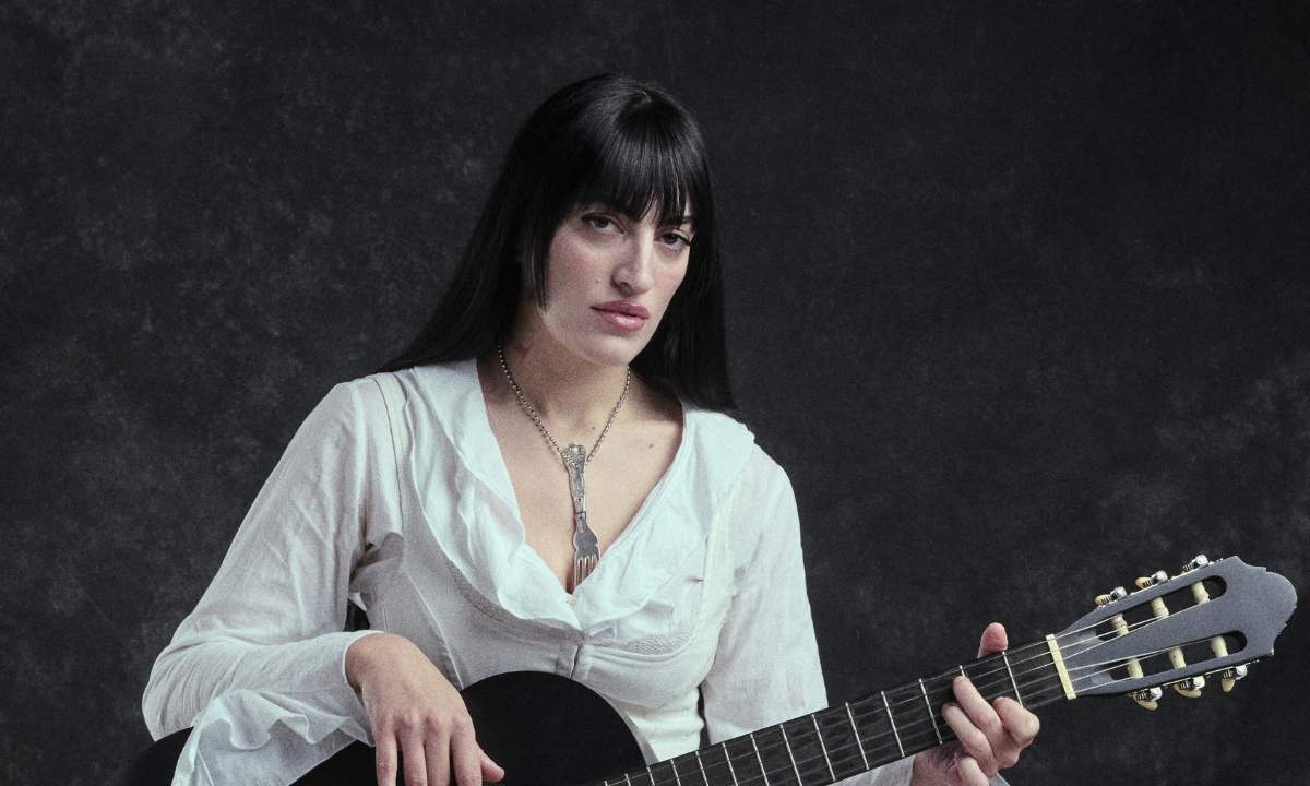 Roshelle in una foto promozionale per l'album "Mangiami pure"