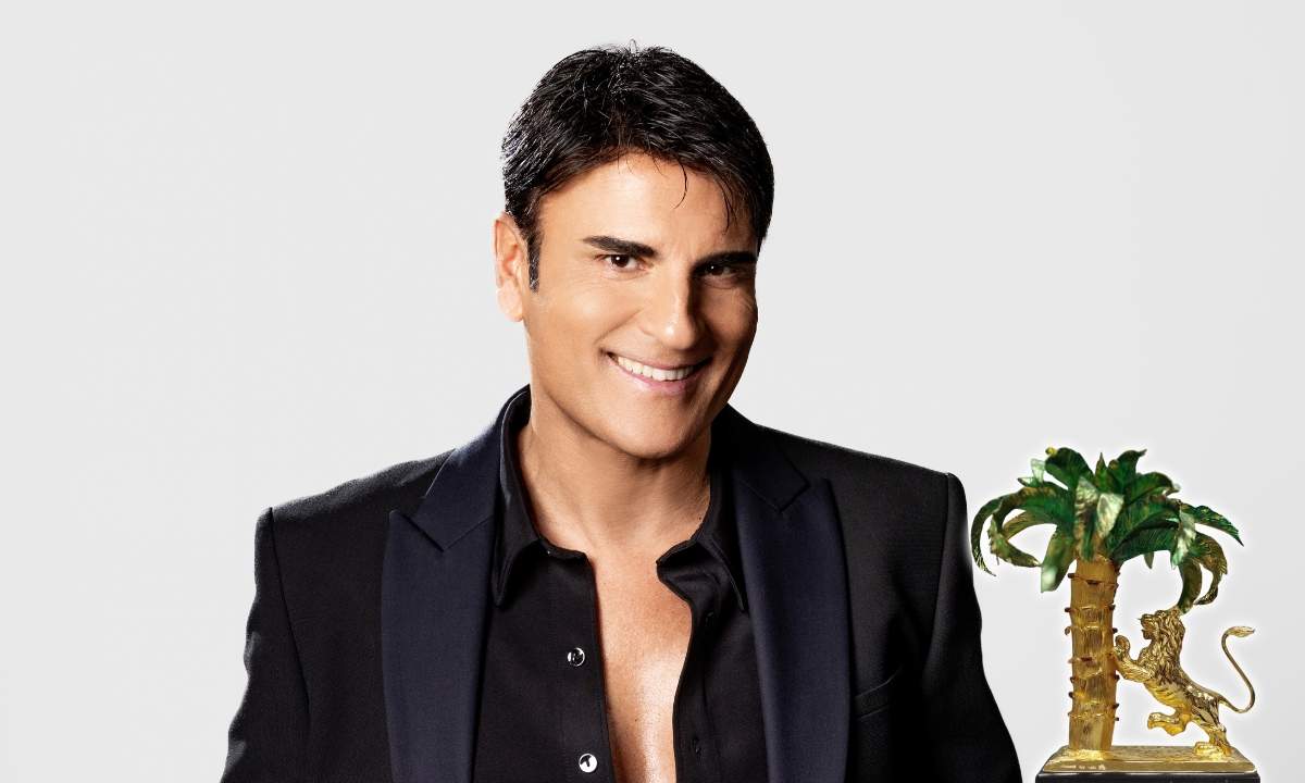 Sal Da Vinci sul palco dell'Ariston con il brano Per sempre sì a Sanremo 2026