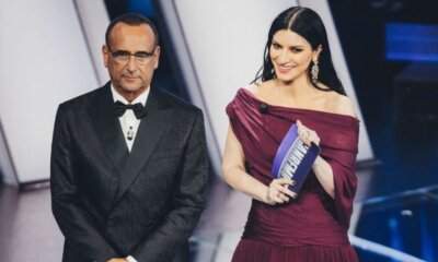 passaggio di consegne a Stefano De Martino durante riflessioni sul sistema di voto Sanremo 2026