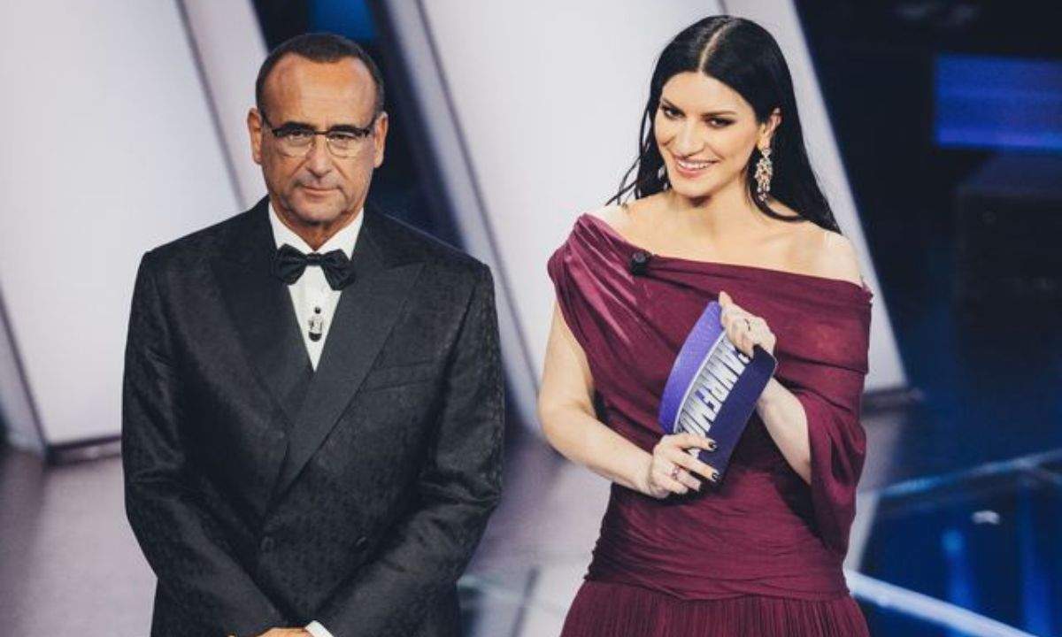 passaggio di consegne a Stefano De Martino durante riflessioni sul sistema di voto Sanremo 2026