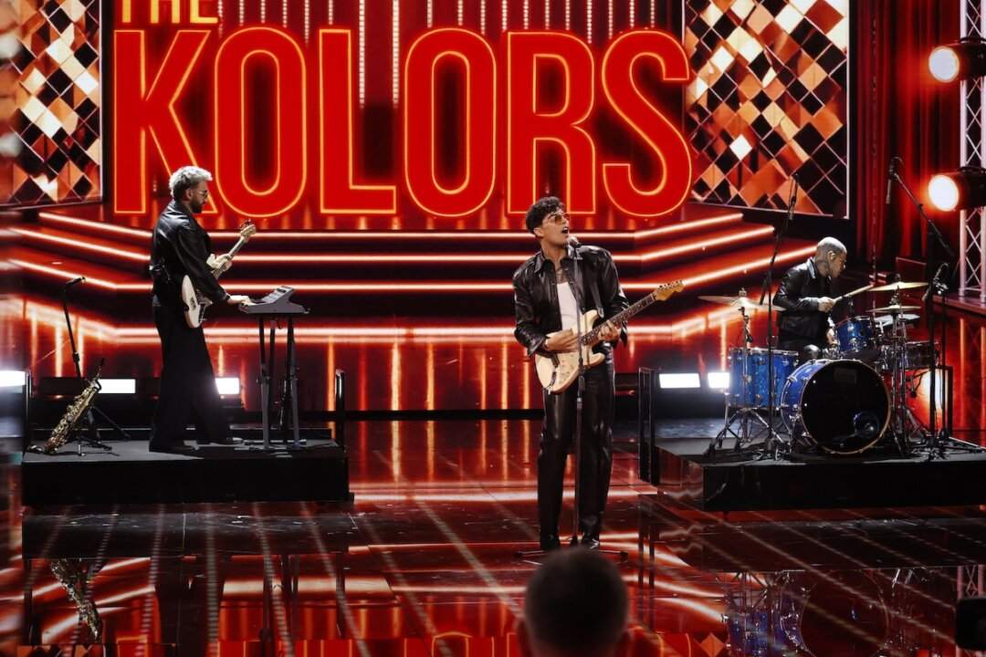 The Kolors sul palco di Amici di Maria De Filippi con la scritta The Kolors sullo sfondo