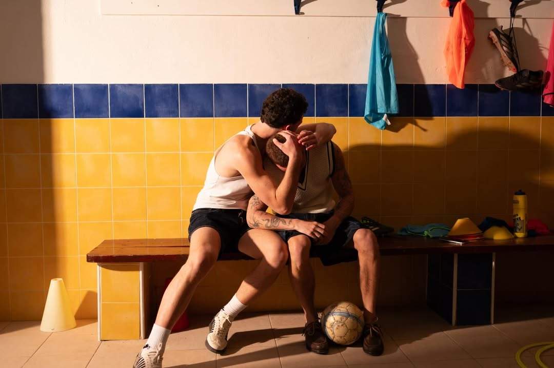 Wax bacia un ragazzo in una scena del video di "Favola a metà" - ph. Ila Dam