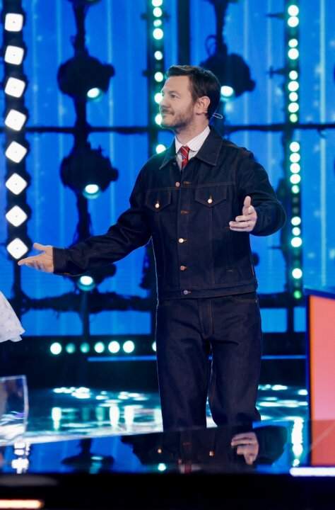 Alessandro Cattelan durante la terza puntata del Serale di Amici 2026
